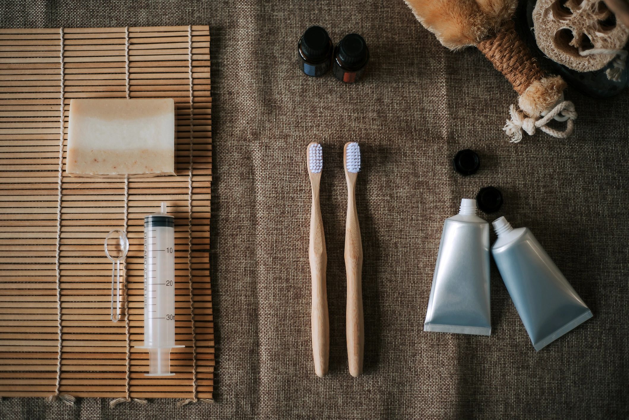 Productos de cuidado personal organizados sobre una mesa