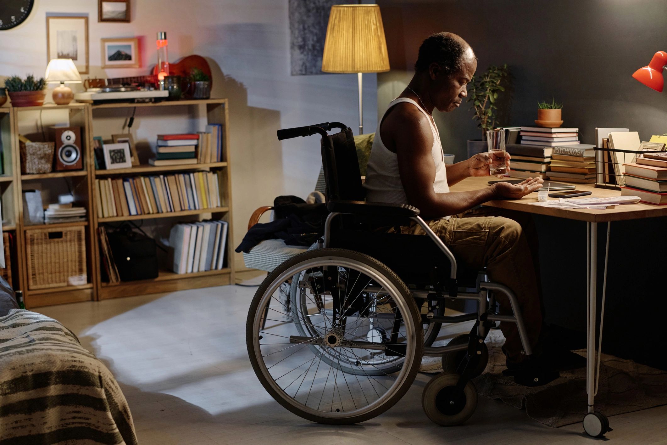 Persona en casa organizando su rutina diaria de salud