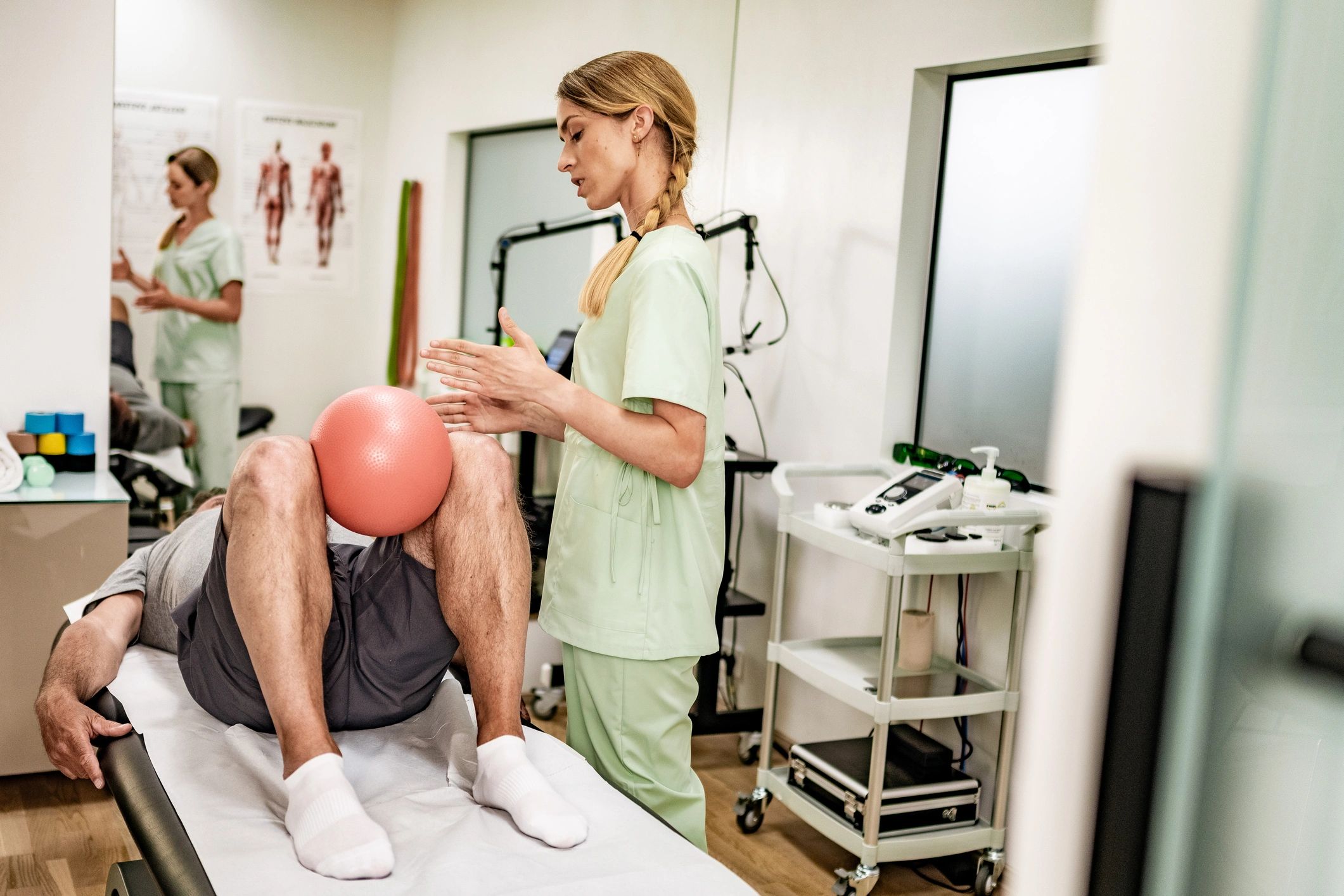 Paciente realizando ejercicio de rehabilitación con apoyo profesional
