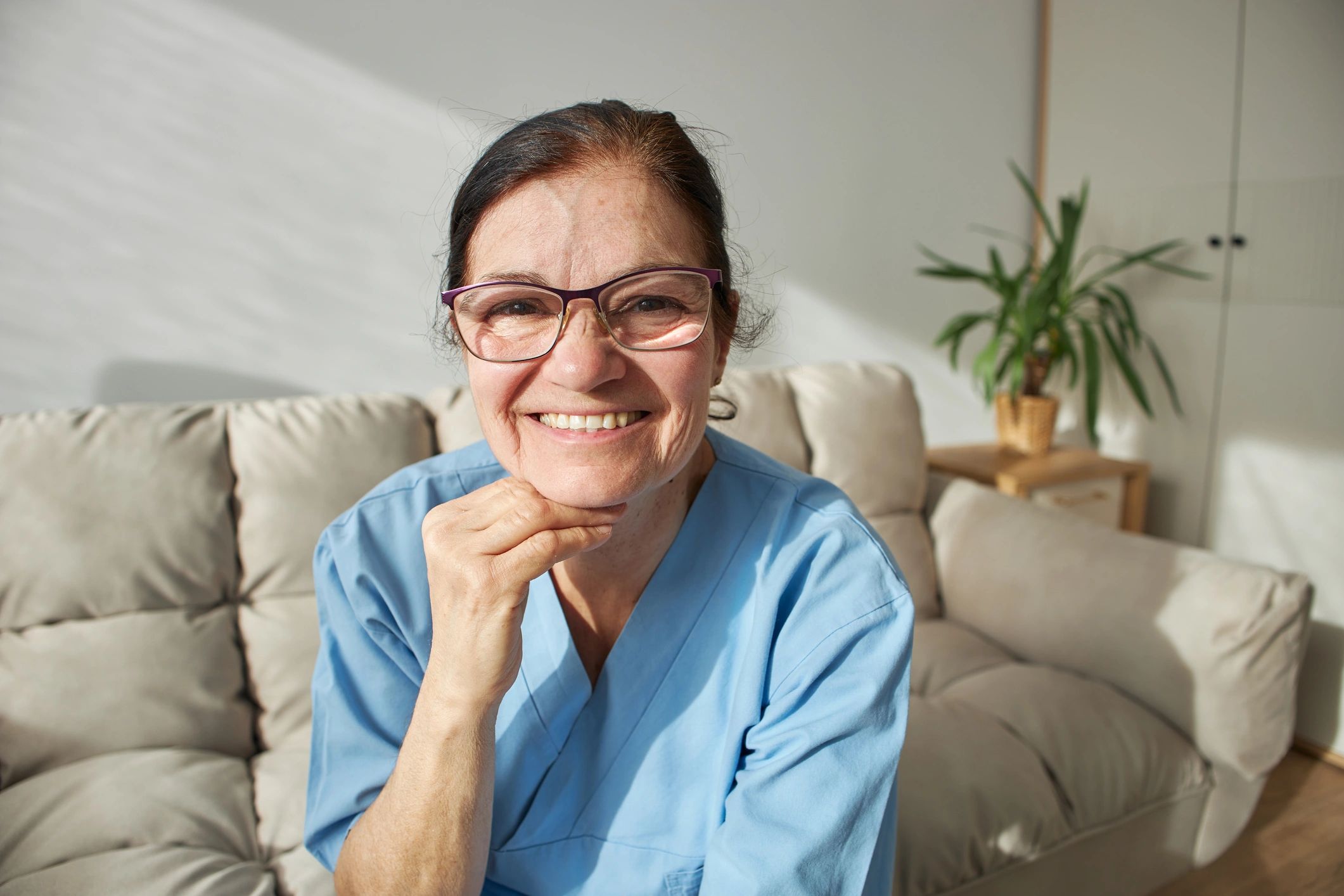 Profesional de salud sonriendo en un entorno de atención domiciliaria