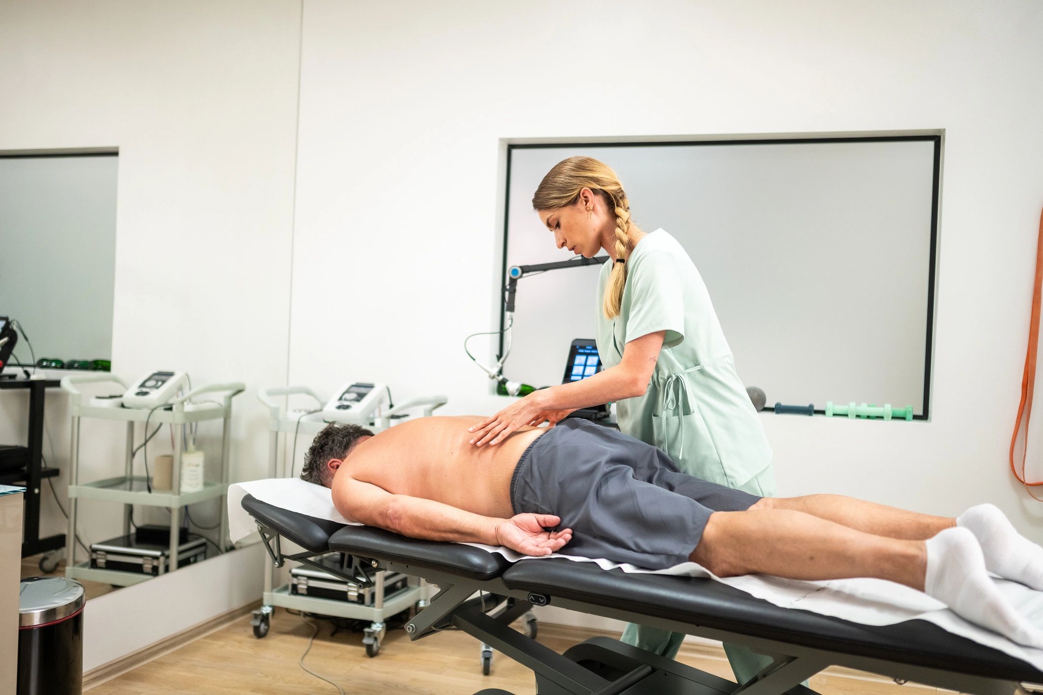 Profesional de rehabilitación atendiendo a un paciente