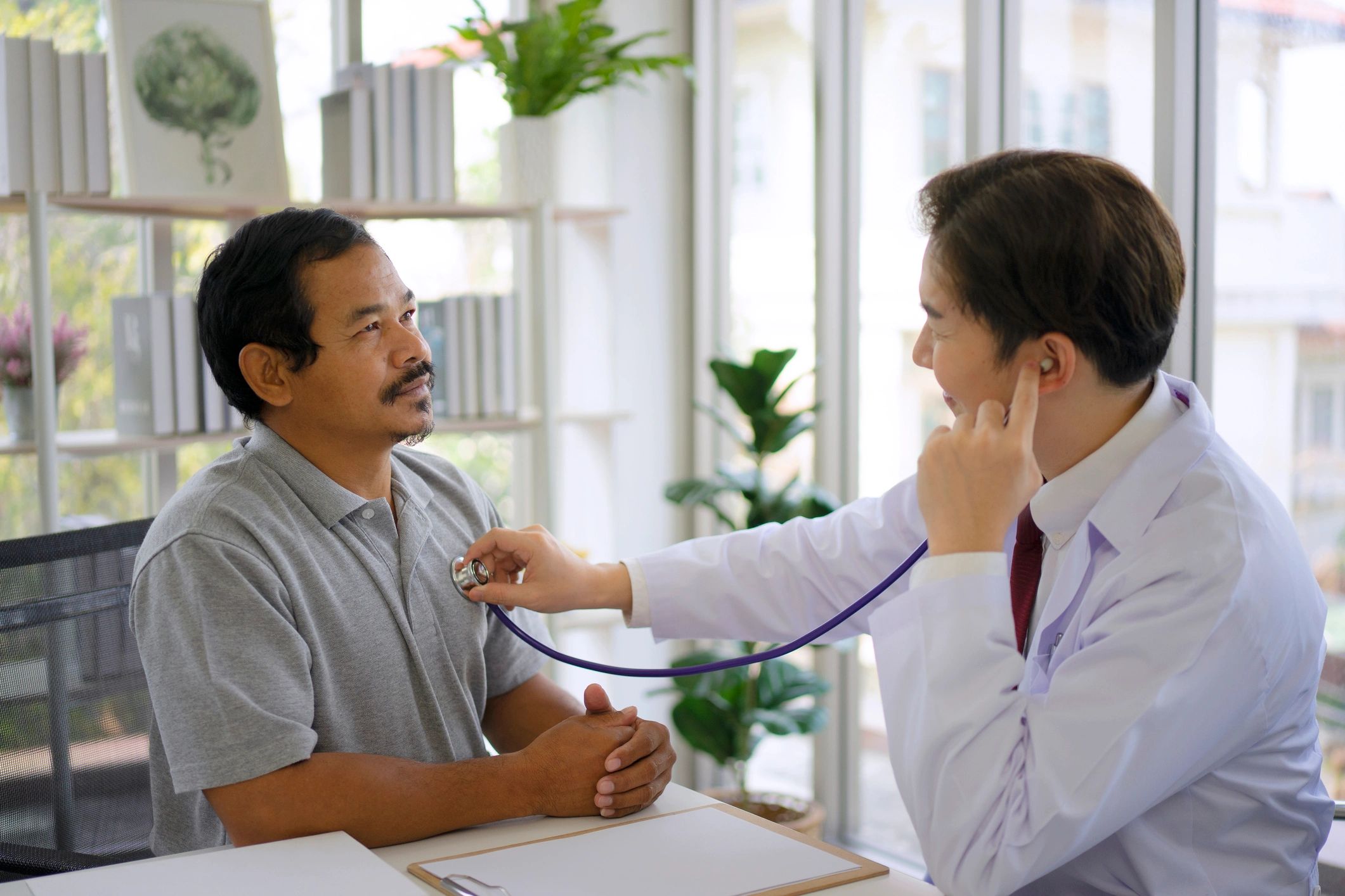 Doctor revisando la salud de una persona mayor con fonendoscopio